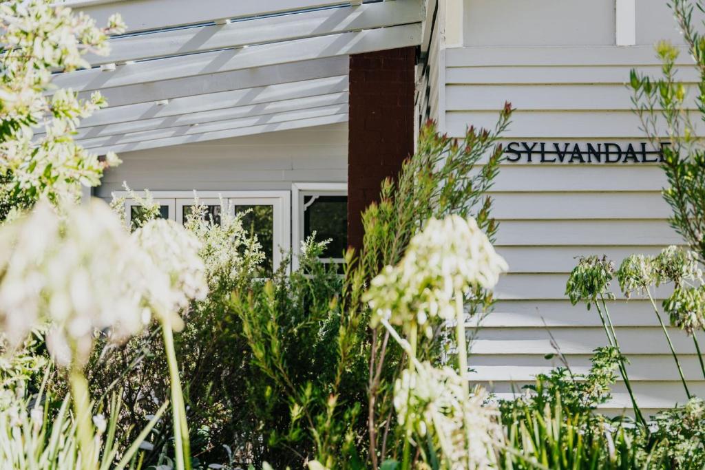 a house with white flowers in front of it at Sylvandale in Hepburn Springs