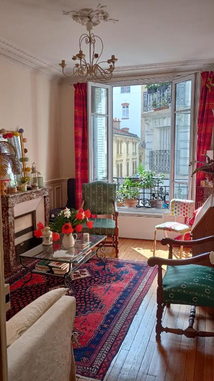 un salon avec un canapé et une table dans l'établissement Le havre de paix, à Paris