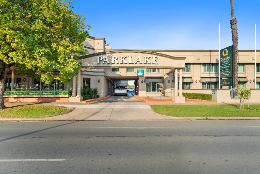 un garage en face d'un bâtiment dans l'établissement Quality Hotel Parklake Shepparton, à Shepparton