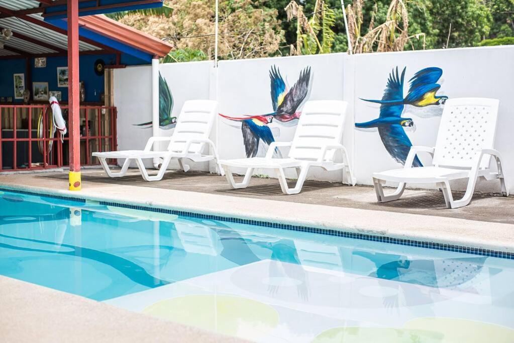 un grupo de sillas y una piscina en Full house with 2 bedrooms and private pool, 5 guest, en Tarcoles