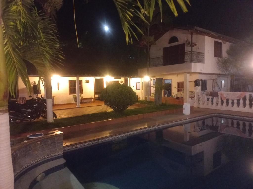 ein Schwimmbad vor einem Haus in der Nacht in der Unterkunft Villa ludy in Barbosa