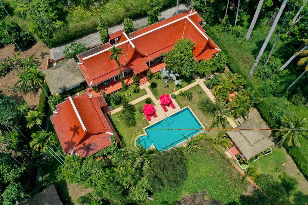 vista aerea di una casa con piscina di Villa Tropical Bliss Luxury Estate a Nathon Bay