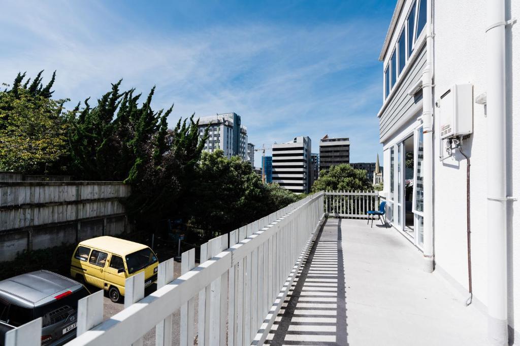 een geel busje geparkeerd aan de zijkant van een gebouw bij 140 Ghuznee Hostel in Wellington