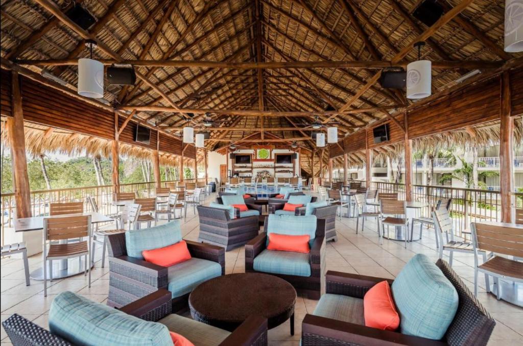 een restaurant met stoelen en tafels en een groot plafond bij Margaritaville Beach Resort - Poolview - Costa Rica in Playa Flamingo