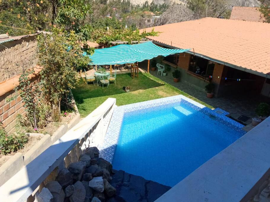 an overhead view of a swimming pool in front of a house at Oasis del Placer MOYDA in La Paz