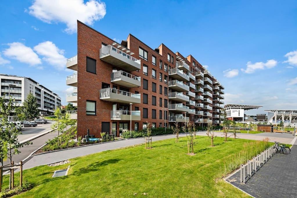 un edificio de apartamentos con un parque enfrente en New Apartment in Helsfyr Oslo, Near central Oslo, en Oslo