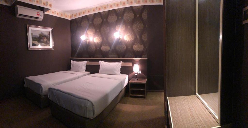 Postel nebo postele na pokoji v ubytování The Ardens Hotel - Nong Chik, Kolam Air, Johor Bahru