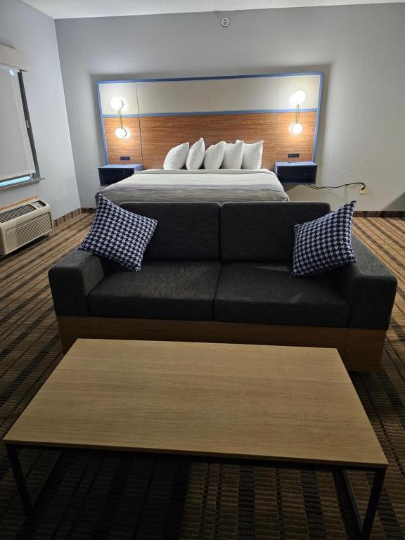 AmericInn by Wyndham Grinnell - King Room With Sofa Bed And Spa Bath - Non-Smoking