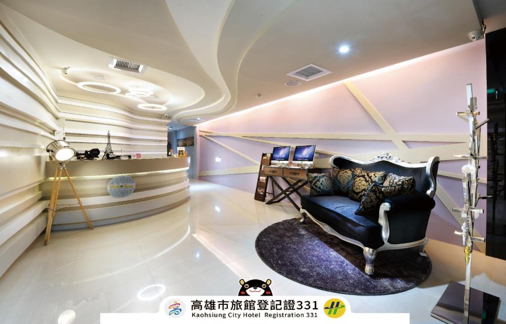 soggiorno con sedia e scrivania di NL Concept Hotel a Kaohsiung