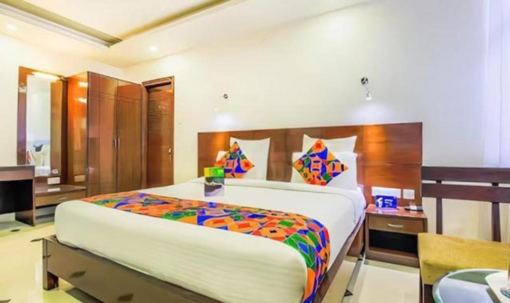 1 dormitorio con 1 cama grande y escritorio en FabHotel Tipsyy Inn Suites, en Jaipur