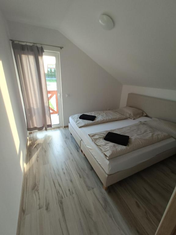 Postel nebo postele na pokoji v ubytování Apartamenty Kwiat Jabłoni