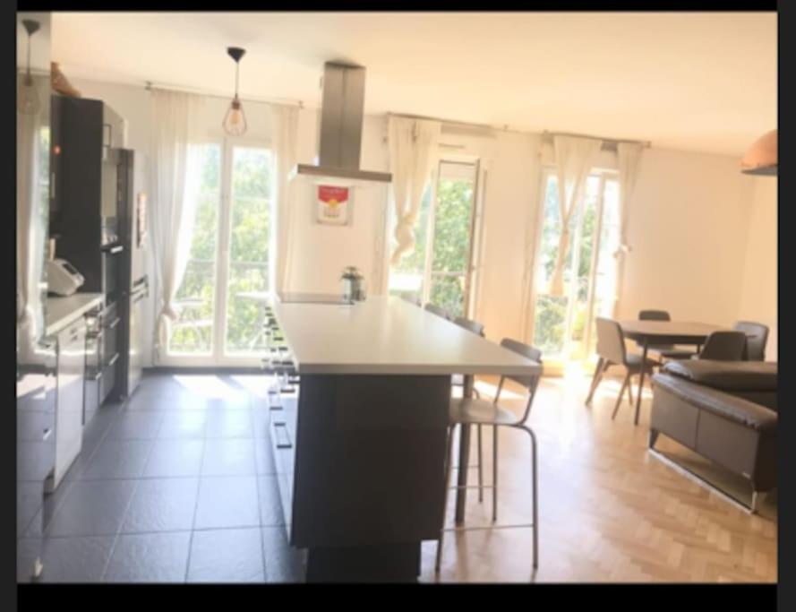 Een keuken of kitchenette bij Superbe Appartement 4 pièces et parking gratuit à 10 min de Paris