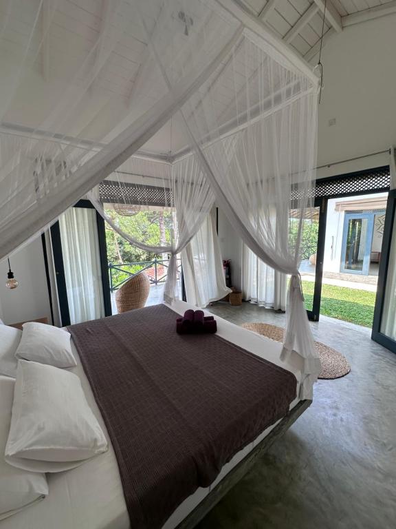 Un pat sau paturi într-o cameră la Ebony Boutique Villa