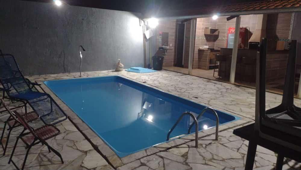 uma grande piscina azul num quarto em Espaço acolhedor - Agrishow em São José