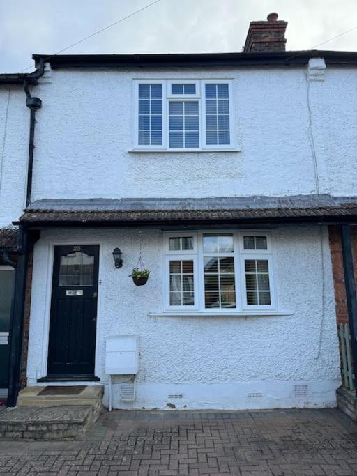 Short term let 15 min walk from Woking Station, Woking (updated prices