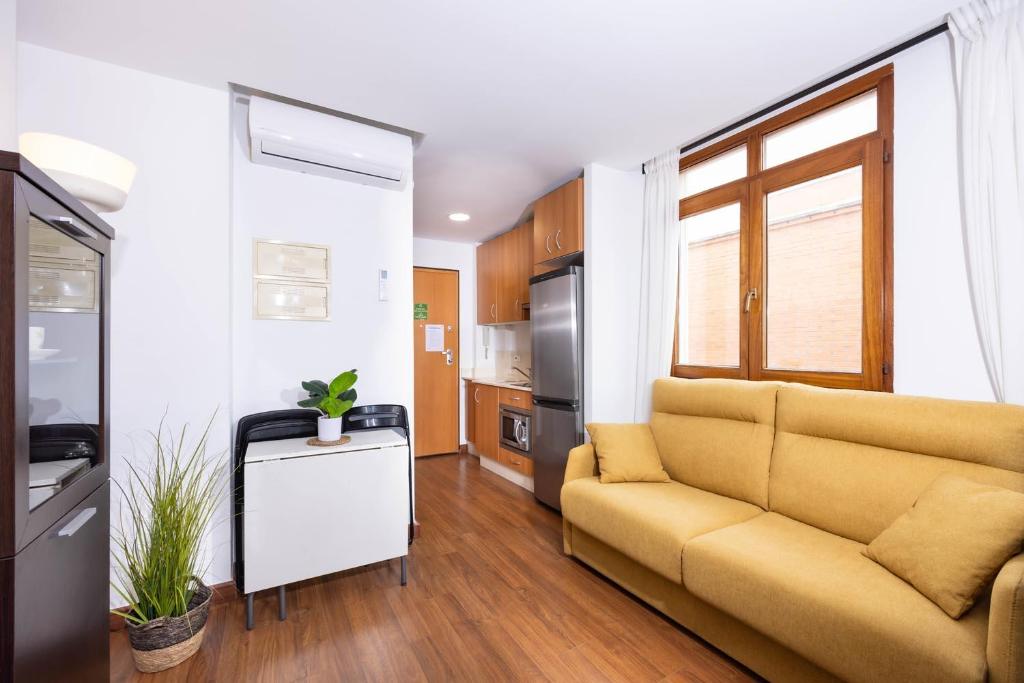 A kitchen or kitchenette at Apartamentos Turísticos Distrito Romano by CartagenaSpain