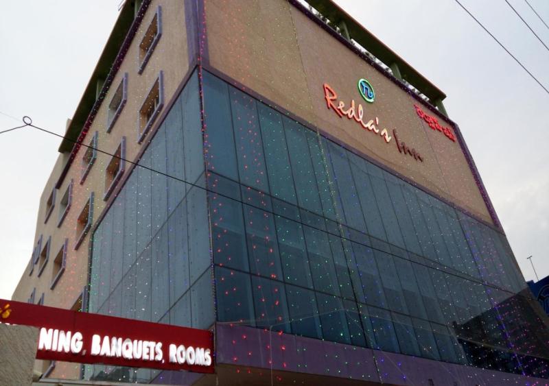 HOTEL REDLAS INN في Sangāreddi: مبنى كبير به الكثير من النوافذ