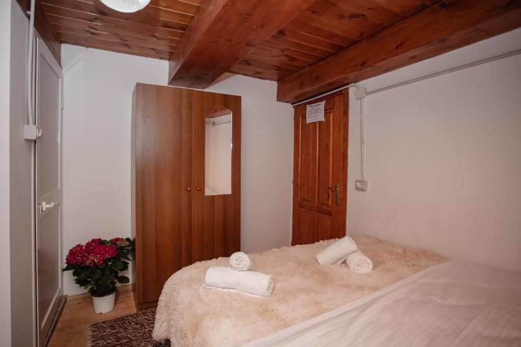 Postel nebo postele na pokoji v ubytování Kulla Pracja Theth