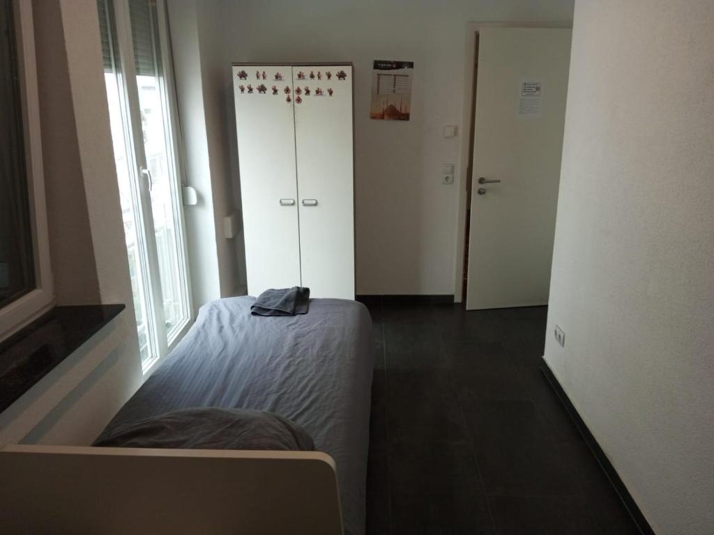 Pokój z łóżkiem i dwoma białymi drzwiami w obiekcie Eve Zimmer in Heilbronn Zentrum w mieście Heilbronn