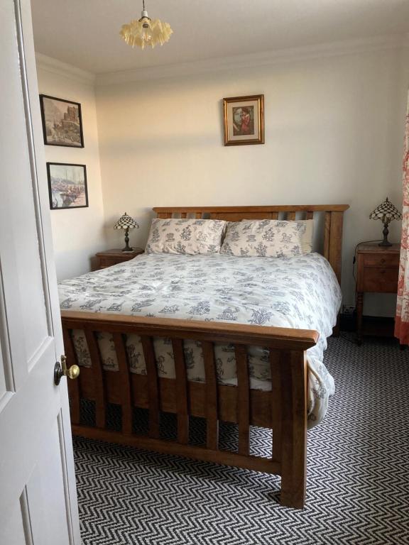 1 dormitorio con 1 cama con marco de madera en Little Basset, en Kingsdown