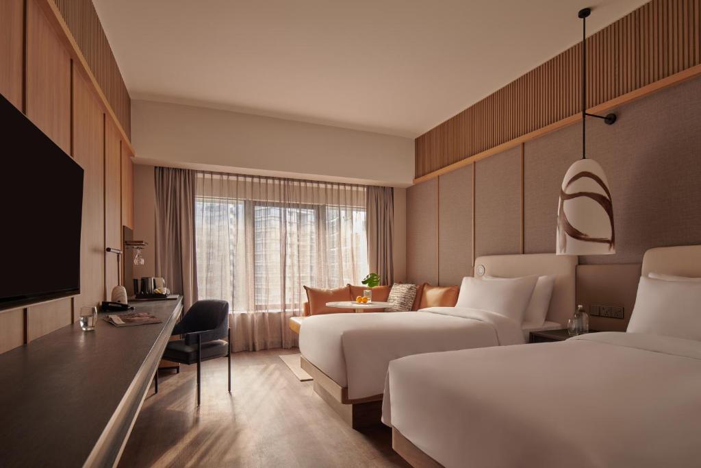Giường trong phòng chung tại Amara Singapore