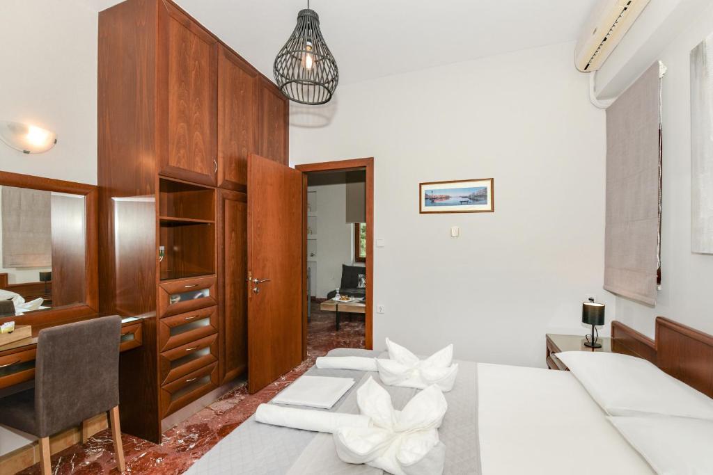 Habitación con escritorio y mesa con toallas blancas. en V&GIO COZY APARTMENTS en Nopíyia