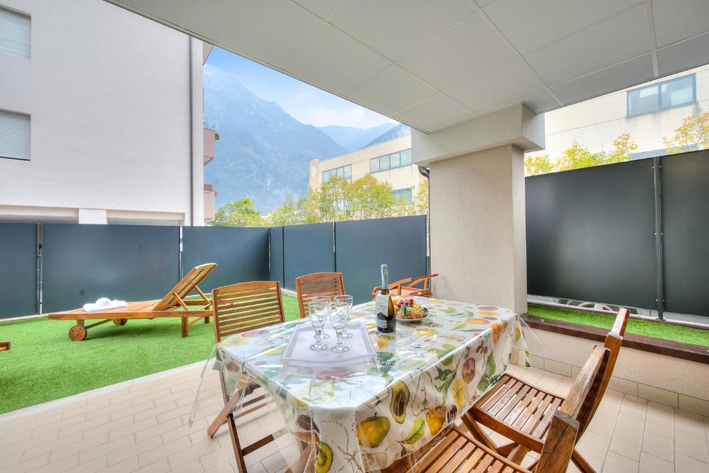 uma mesa e cadeiras numa varanda com vista em Casa Karin - Happy Rentals em Riva del Garda