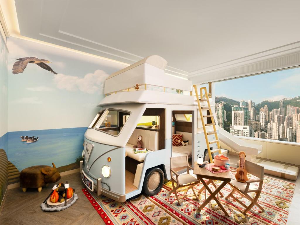 ein Kinderzimmer mit einem Spielzeugauto in einem Zimmer in der Unterkunft Island Shangri-La, Hong Kong in Hongkong