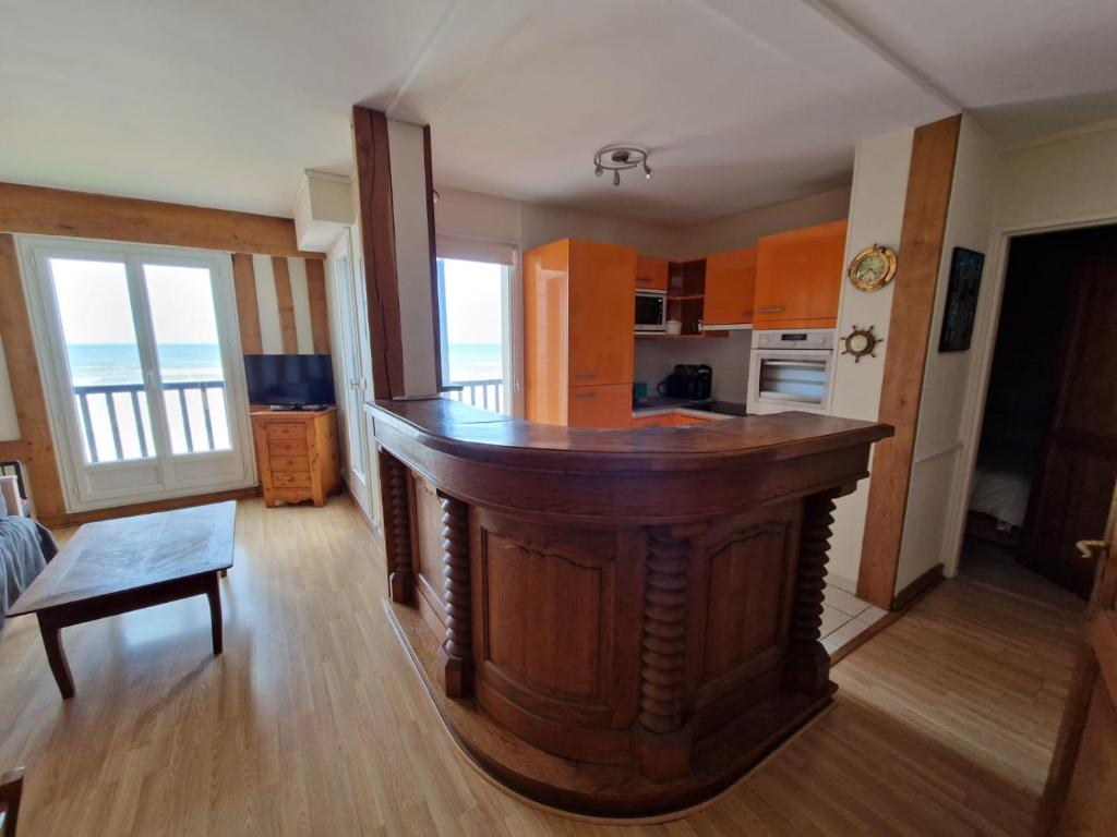 - une cuisine avec un îlot au milieu d'une pièce dans l'établissement Appartement vue mer, à Cabourg