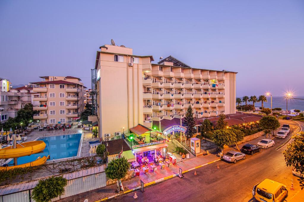 Kleopatra Beach Hotel في ألانيا: مبنى كبير أمامه شارع