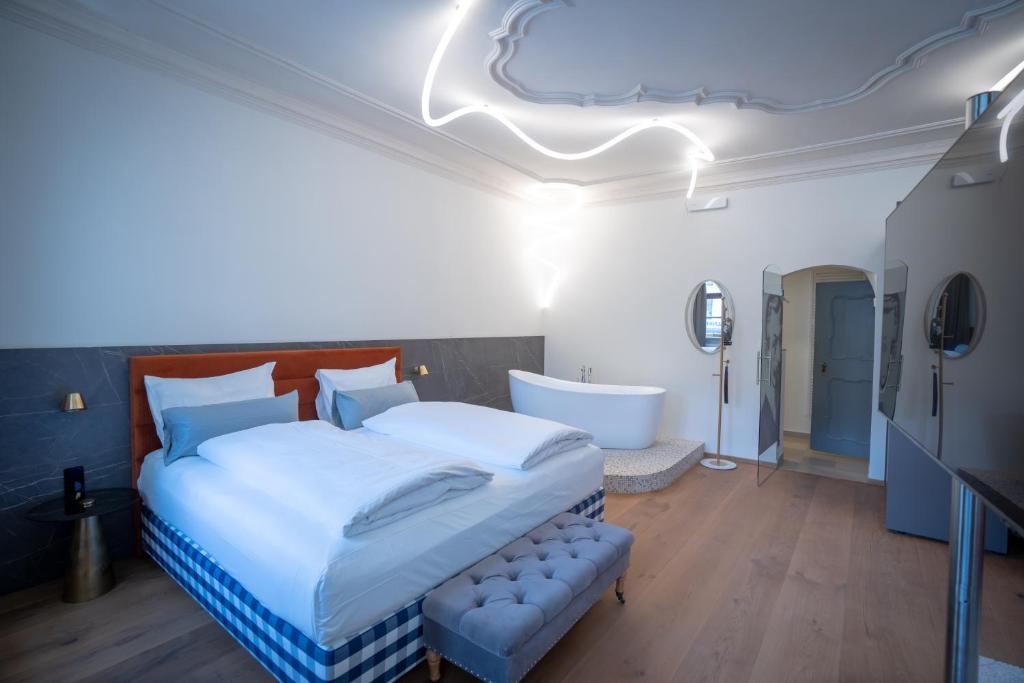Postel nebo postele na pokoji v ubytování Maxim Suites by Elias Holl