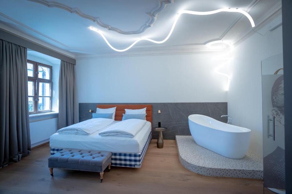 Postel nebo postele na pokoji v ubytování Maxim Suites by Elias Holl
