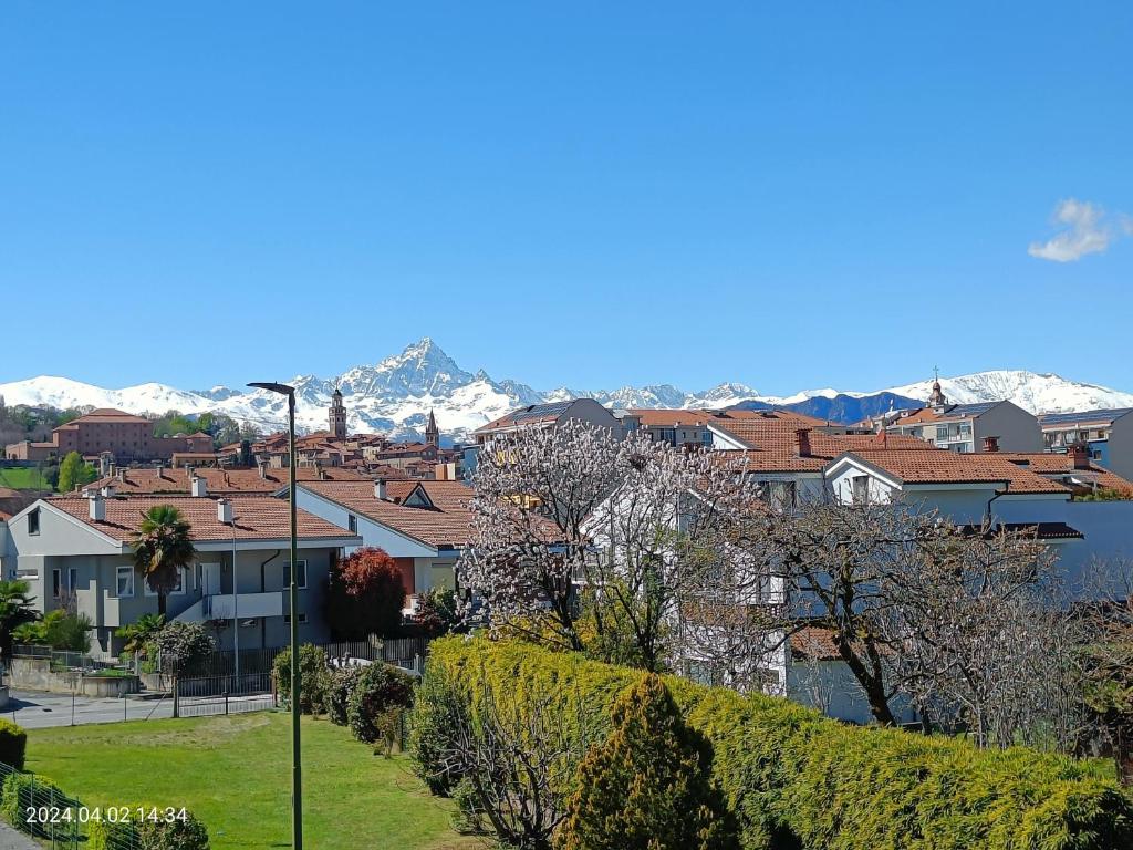 eine Stadt mit Häusern und Bergen im Hintergrund in der Unterkunft Villa Mariana Bed and Breakfast in Saluzzo