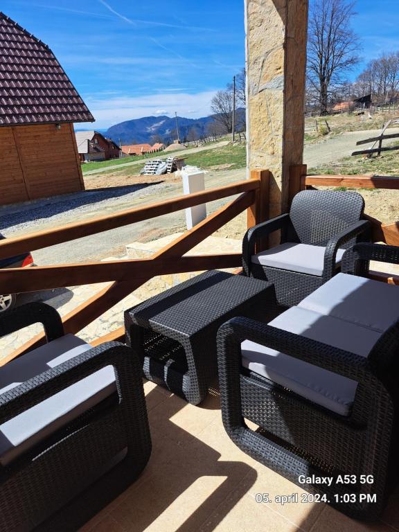 Nespecifikovaný výhled na hory nebo výhled na hory při pohledu z prázdninového domu