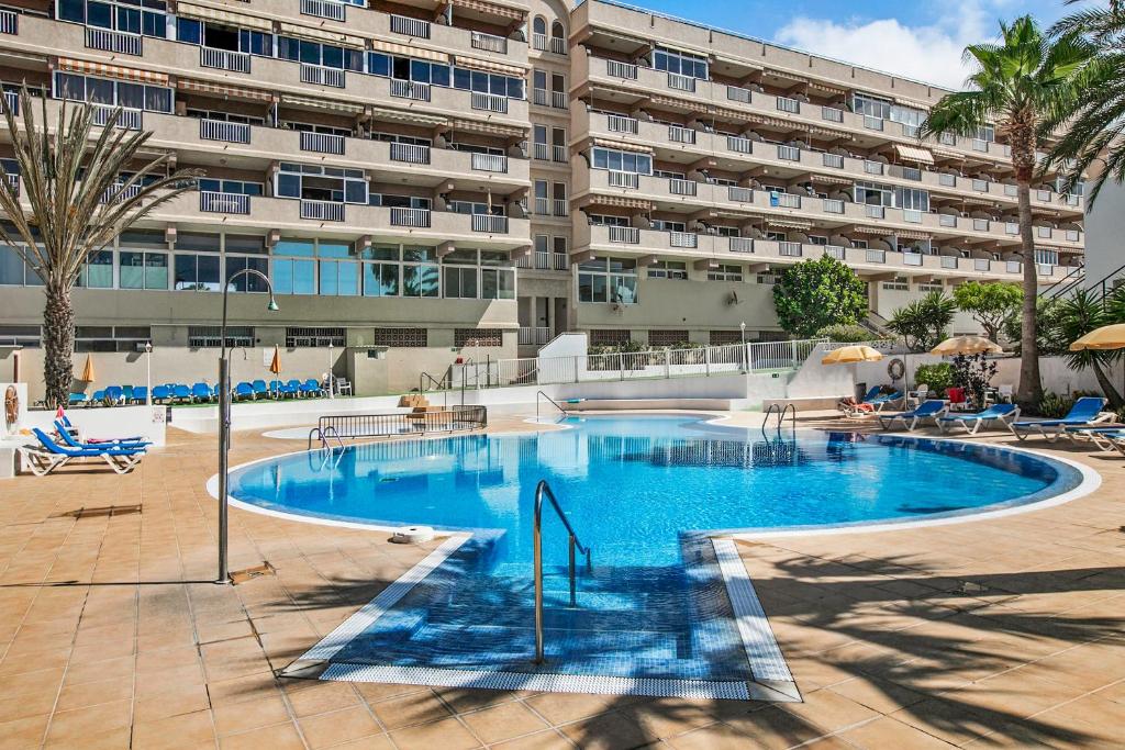 una gran piscina frente a un edificio en Aguaviva Perfect Holiday, en Callao Salvaje