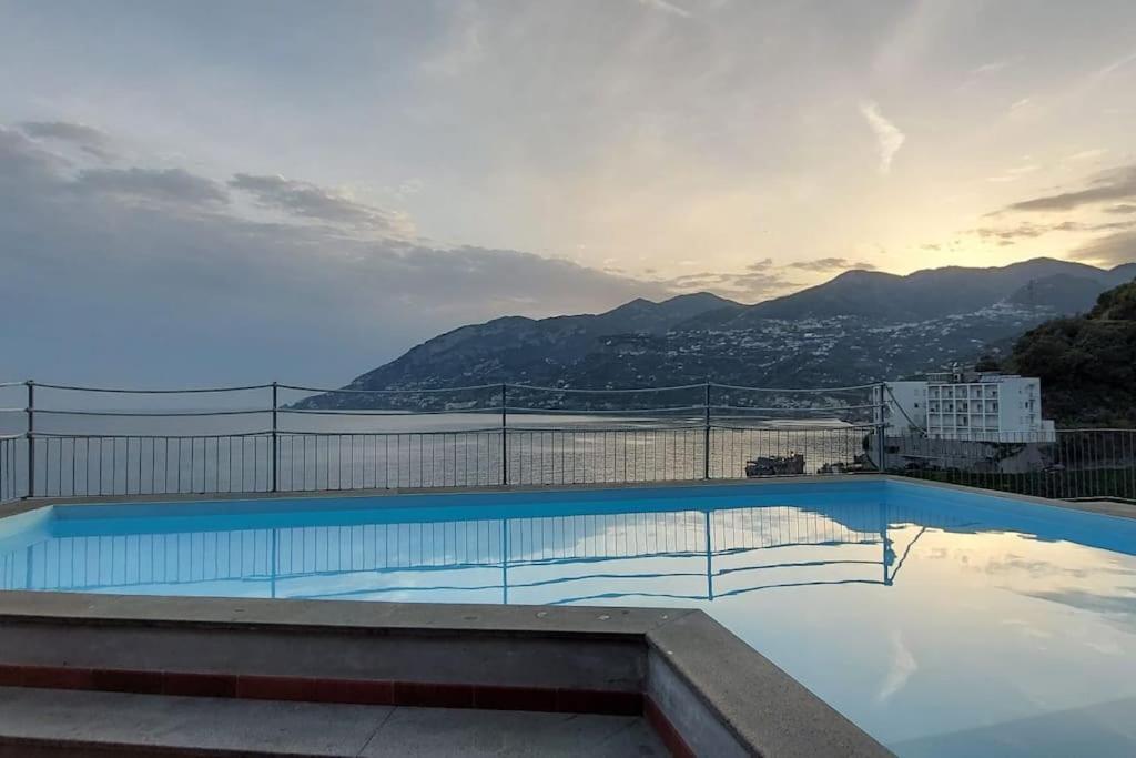 uma piscina com vista para uma montanha em Felicity: Breathtaking View On Mediterranean Sea em Maiori