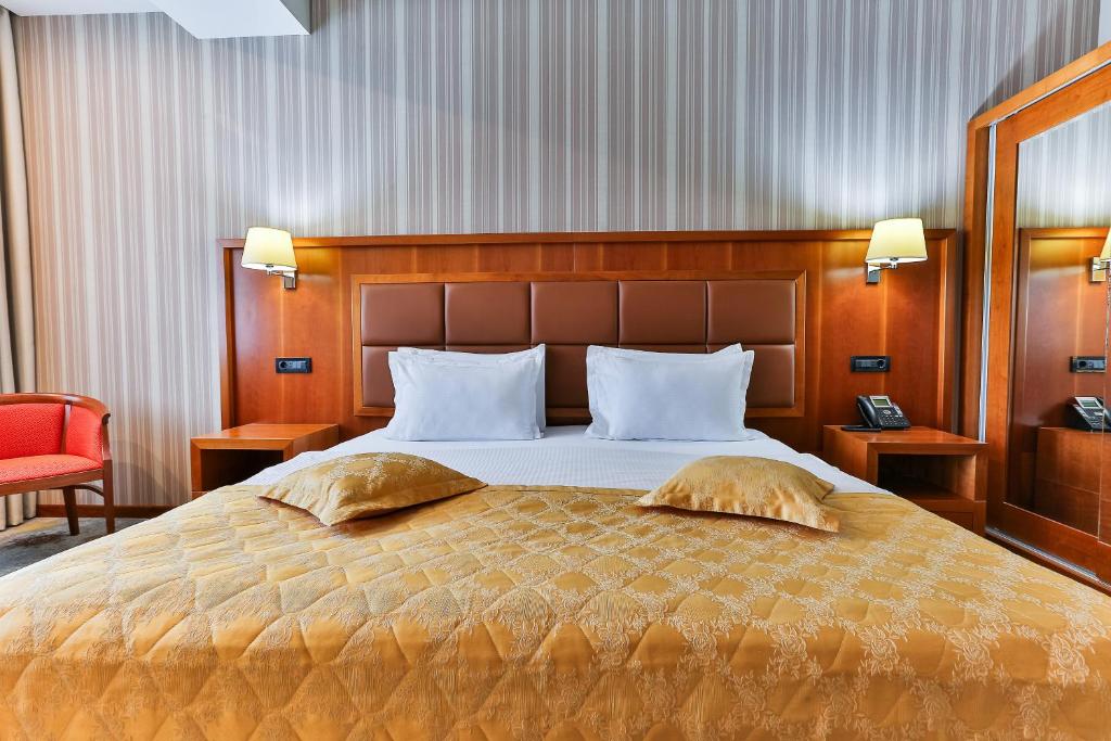 Postel nebo postele na pokoji v ubytování Kings Park Hotel