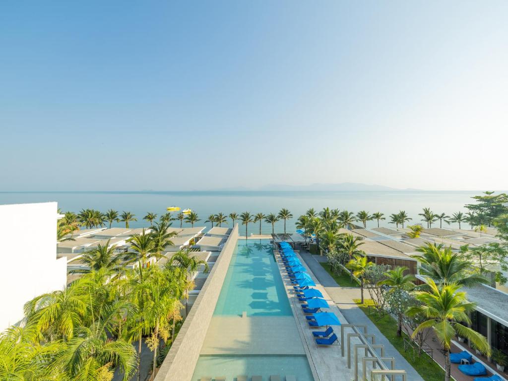 Explorar Koh Samui - Adults Only Resort and Spa في شاطئ مينام: اطلالة جوية على المسبح في المنتجع