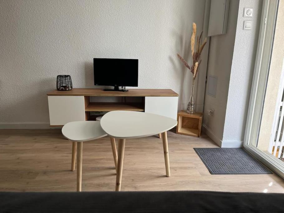 TV a/nebo společenská místnost v ubytování 3 étoiles ! Charmant T2 proche mer clim & piscine !