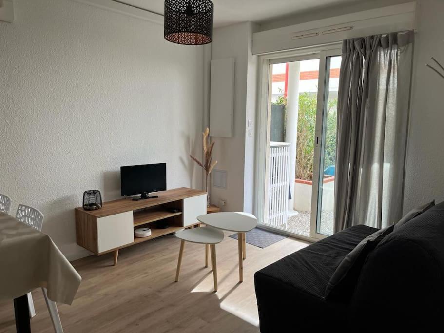 TV a/nebo společenská místnost v ubytování 3 étoiles ! Charmant T2 proche mer clim & piscine !