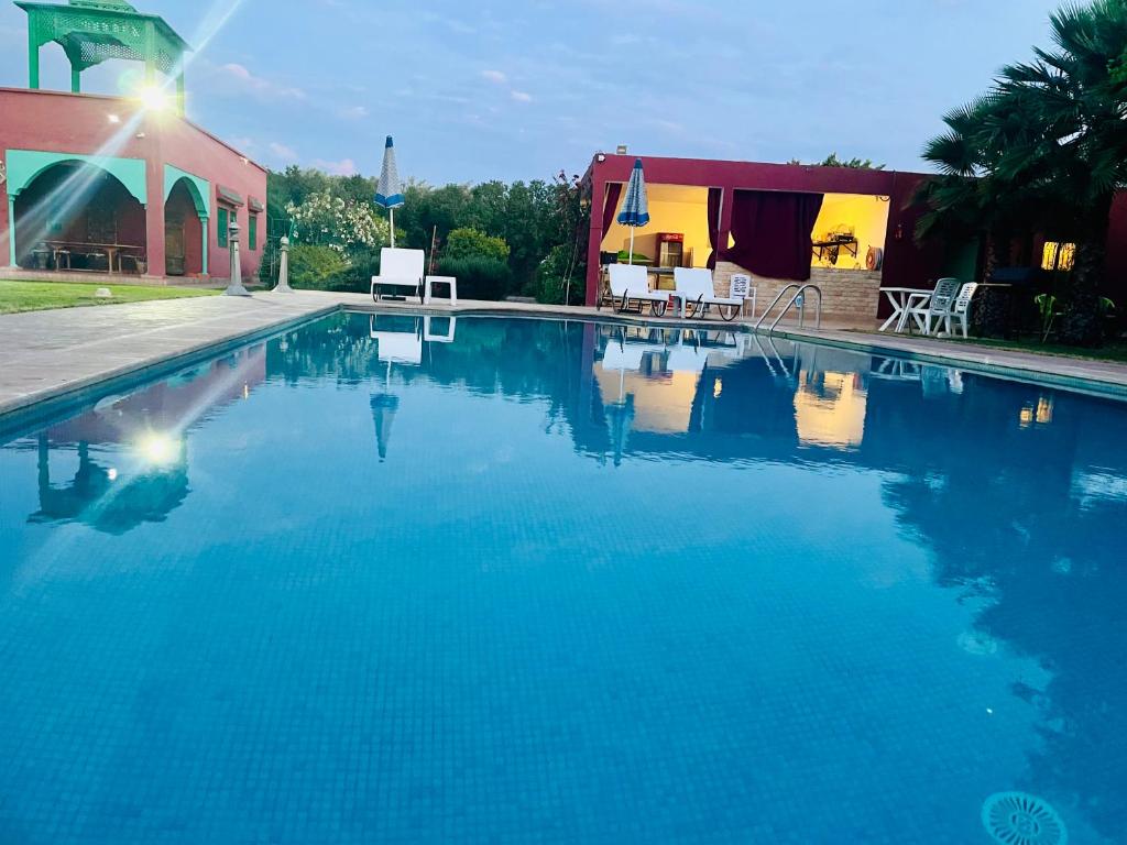 Bazén v ubytování Villa Baddi Marrakech nebo v jeho okolí