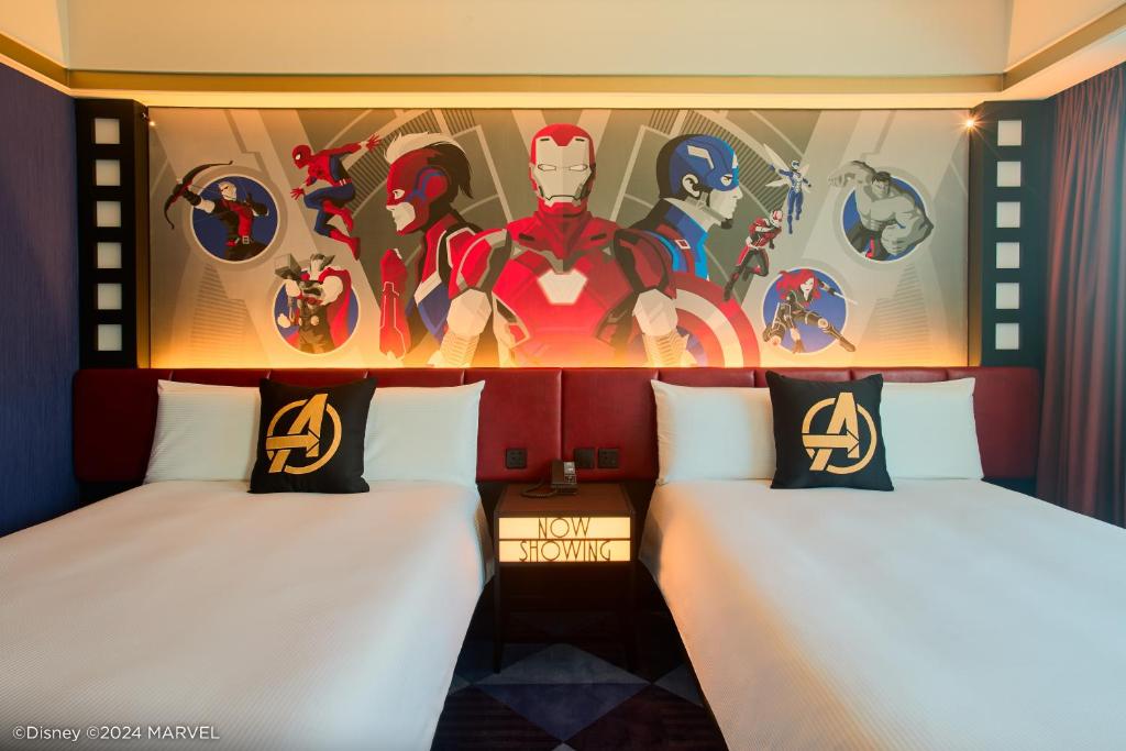 2 letti in una camera con un dipinto sul muro di Disney's Hollywood Hotel a Hong Kong