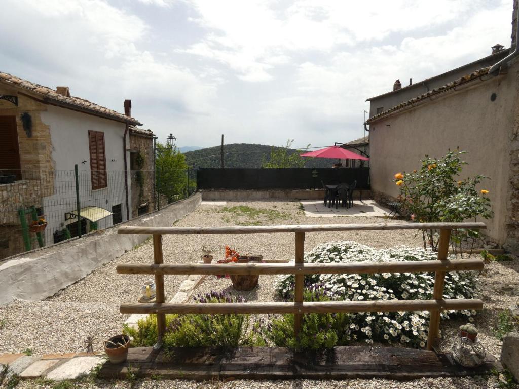 een uitzicht op een tuin met een houten hek bij SCAPPO IN UMBRIA, Vicoletto in Porchiano