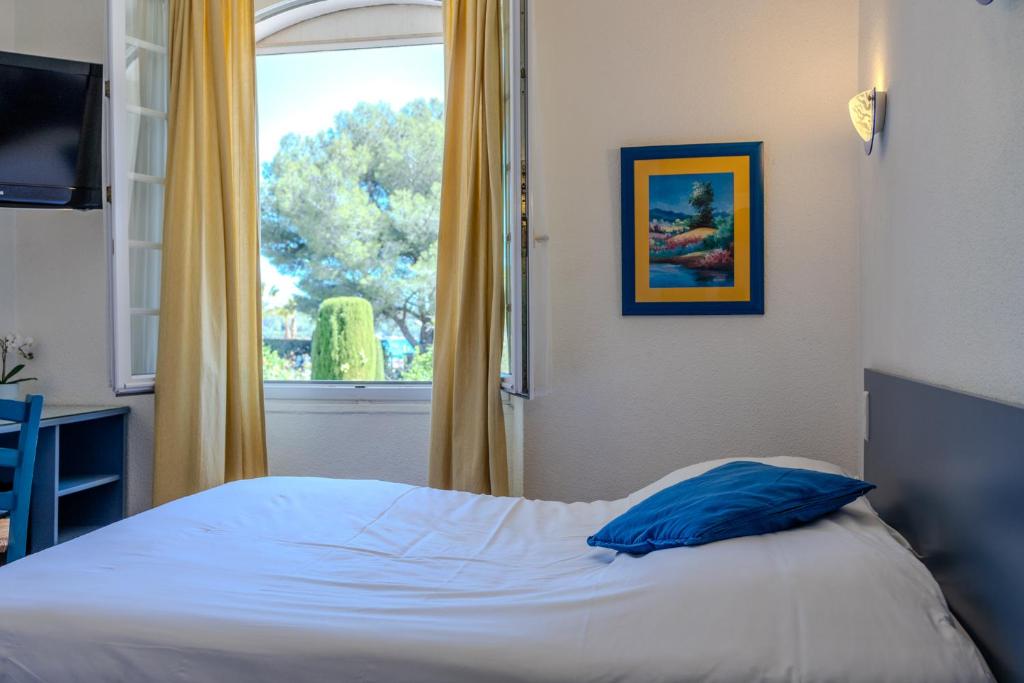 Postel nebo postele na pokoji v ubytování Logis Hotel l'Esterella