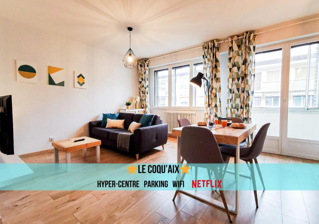 uma sala de estar com um sofá e uma mesa em Le Coqu'Aix - Hyper-Centre - Parking - Wifi - Netflix em Aix-les-Bains