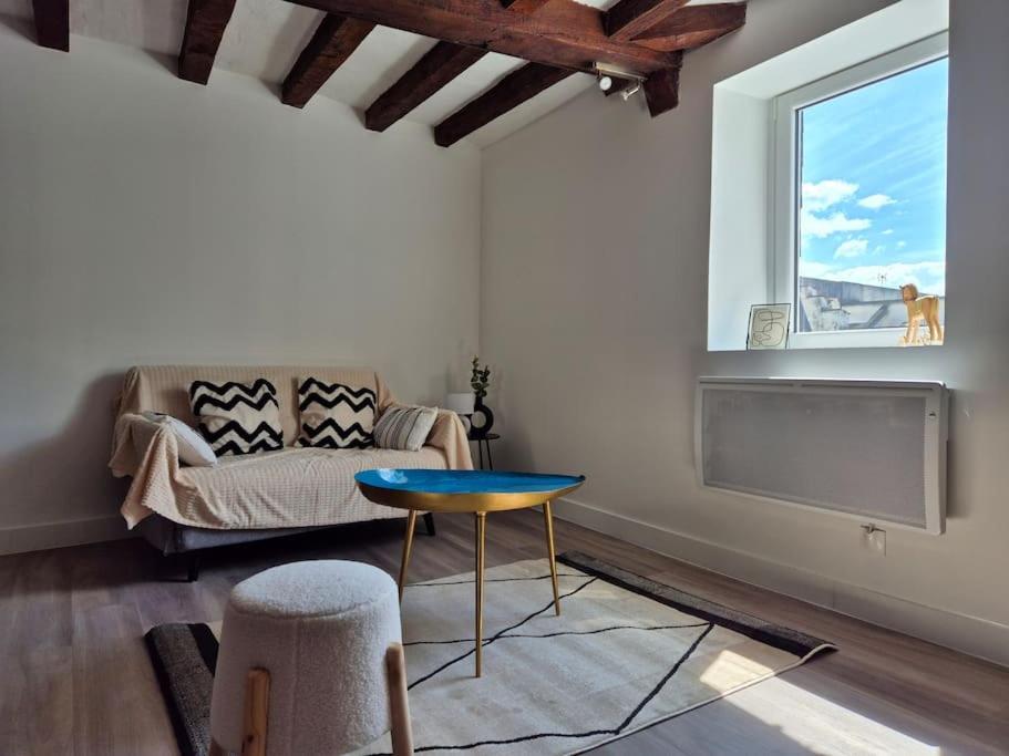 un salon avec un canapé et une table dans l'établissement Maison Foch, à Angers