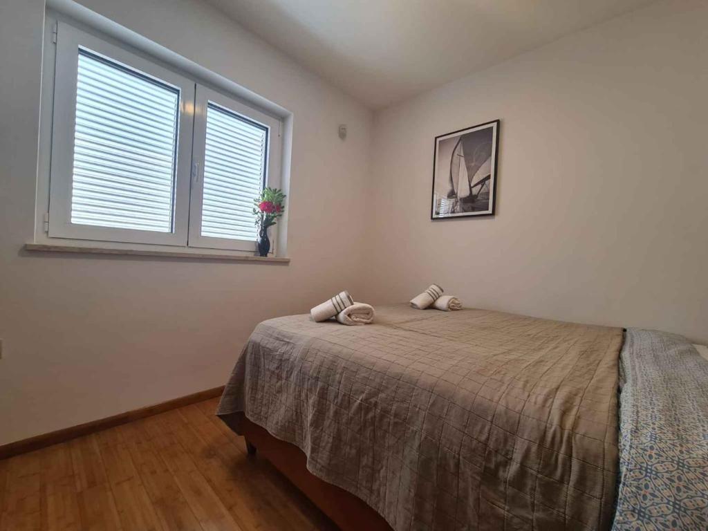 Posteľ alebo postele v izbe v ubytovaní Apartments in Dramalj 41208