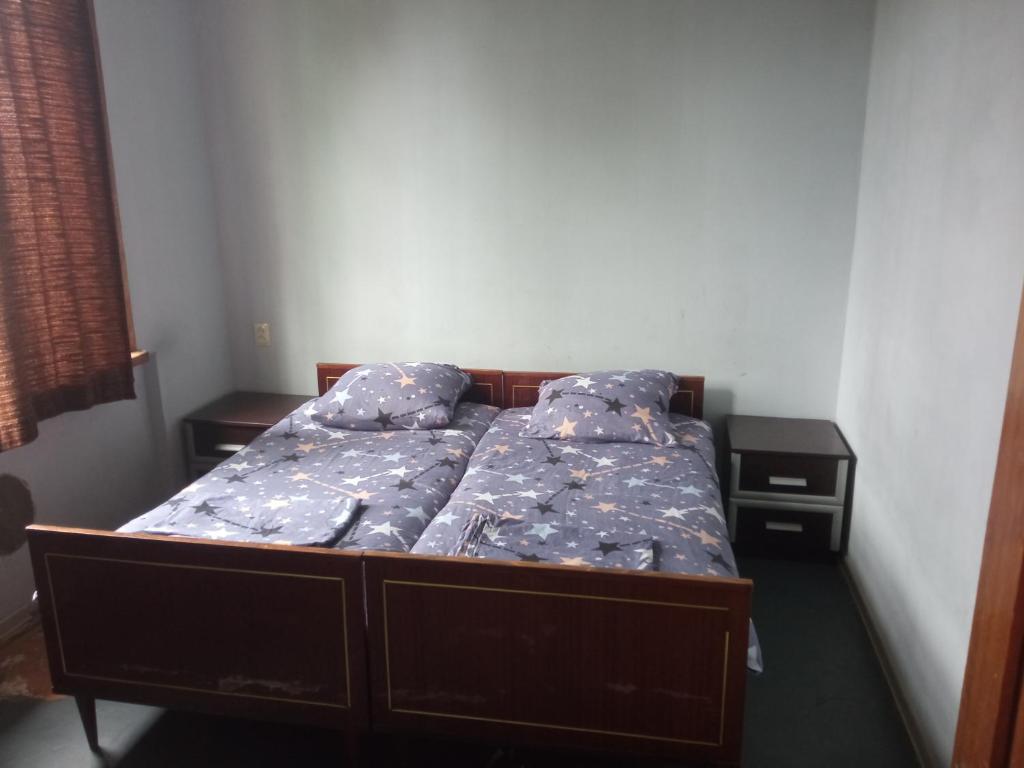 Bett in einem Zimmer mit zwei Kissen darauf in der Unterkunft apartament in Sugdidi