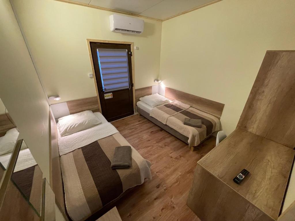 En eller flere senge i et værelse på Wotel nad Obrą