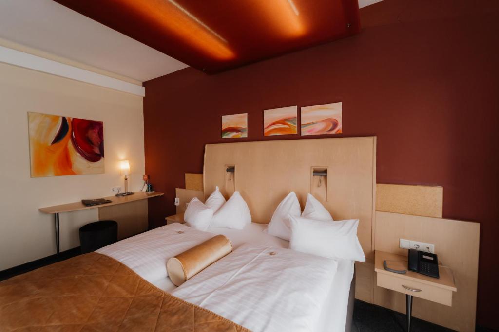 A bed or beds in a room at Hotel Landliebe